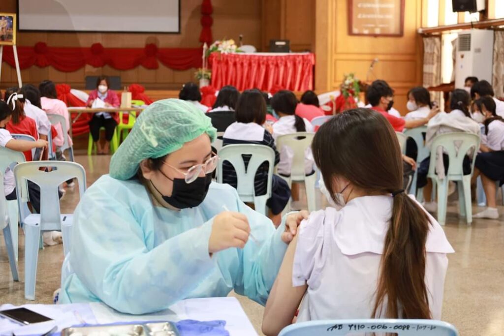 ศูนย์สุขภาพชุมชนกรุงศรีนอก มาให้บริการฉีดวัคซีนแก่ครู นักเรียนและบุคลากรทางการศึกษา